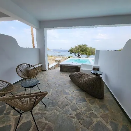 Lareroom 4 σπίτι μπροστά στην παραλία με μικρή πισίνα Hébergement de vacances Kythnos