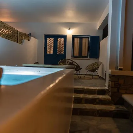 Lareroom 4 σπίτι μπροστά στην παραλία με μικρή πισίνα * Kythnos