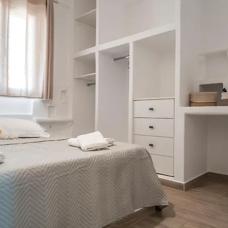 Lareroom 4 σπίτι μπροστά στην παραλία με μικρή πισίνα Kythnos