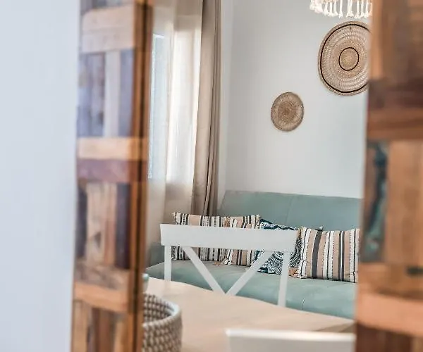 Lareroom 4 σπίτι μπροστά στην παραλία με μικρή πισίνα