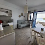 Lareroom 4 σπίτι μπροστά στην παραλία με μικρή πισίνα *