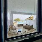 Lareroom 4 σπίτι μπροστά στην παραλία με μικρή πισίνα