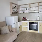 Lareroom 4 σπίτι μπροστά στην παραλία με μικρή πισίνα