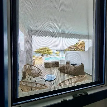 Lareroom 4 σπίτι μπροστά στην παραλία με μικρή πισίνα