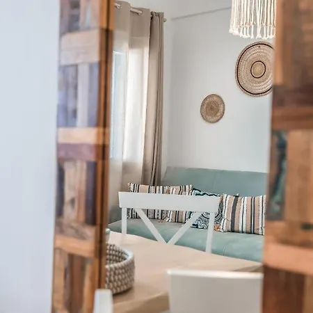 Lareroom 4 σπίτι μπροστά στην παραλία με μικρή πισίνα