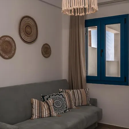 Lareroom 4 σπίτι μπροστά στην παραλία με μικρή πισίνα