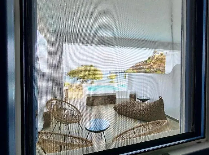 Lareroom 4 σπίτι μπροστά στην παραλία με μικρή πισίνα