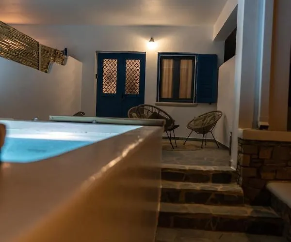 Lareroom 4 σπίτι μπροστά στην παραλία με μικρή πισίνα * Kithnos